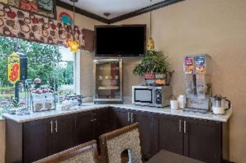 Super 8 by Wyndham Mansfield LA image 10