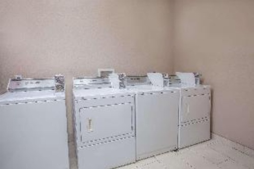 Super 8 by Wyndham Mansfield LA image 13