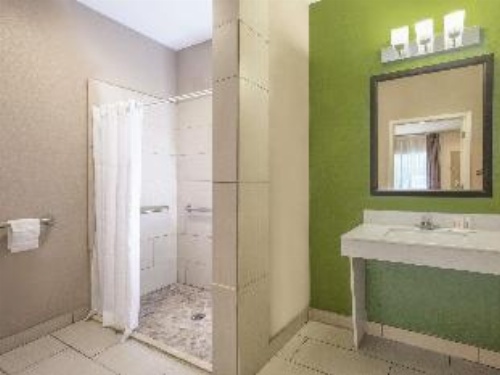 Super 8 by Wyndham Mansfield LA image 15