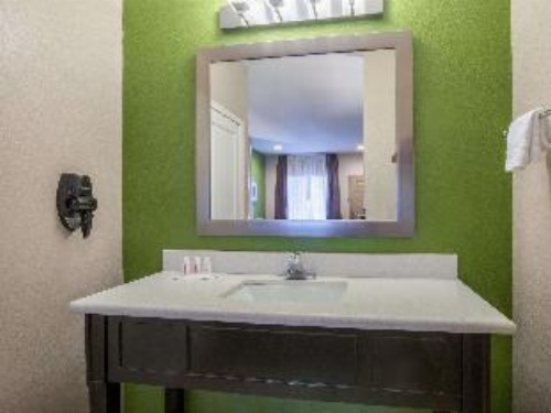 Super 8 by Wyndham Mansfield LA image 17