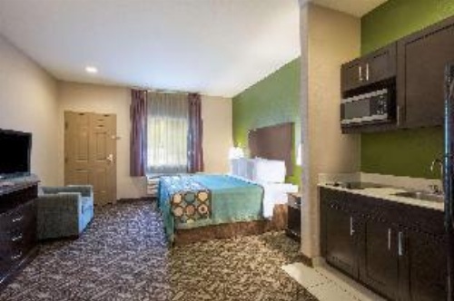 Super 8 by Wyndham Mansfield LA image 5