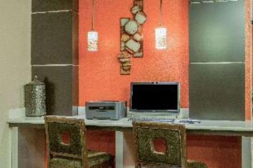 Super 8 by Wyndham Mansfield LA image 6