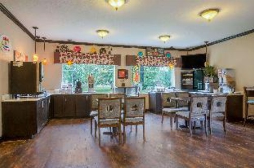 Super 8 by Wyndham Mansfield LA image 8